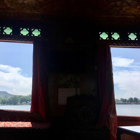 Houseboat Lily Of Nageen Srinagar  Luaran gambar