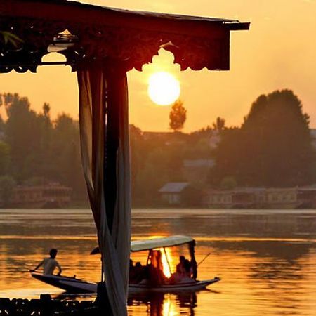 Houseboat Lily Of Nageen Srinagar  Luaran gambar