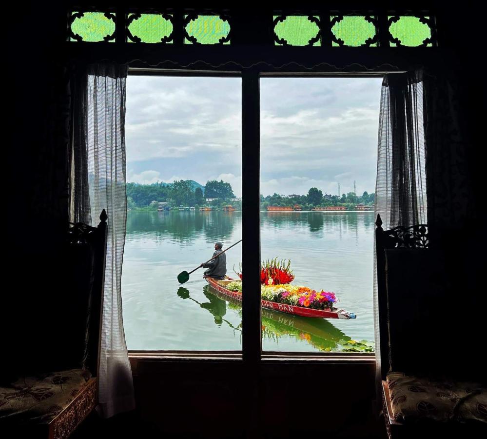 Houseboat Lily Of Nageen Srinagar  Luaran gambar