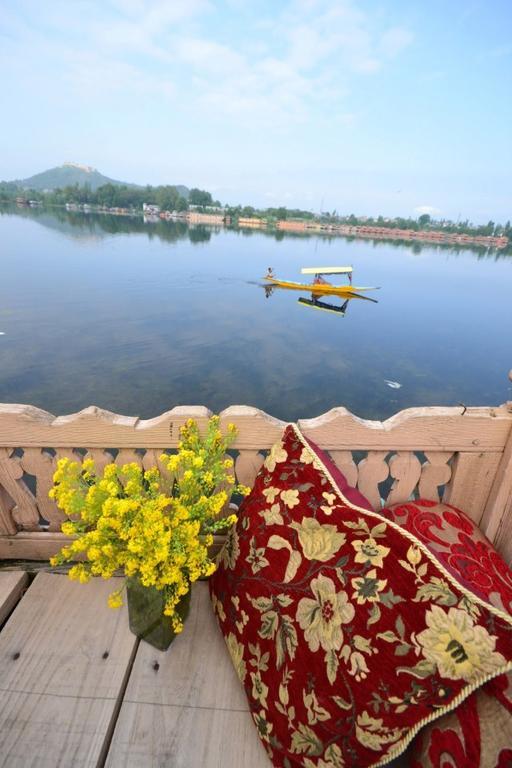Houseboat Lily Of Nageen Srinagar  Luaran gambar