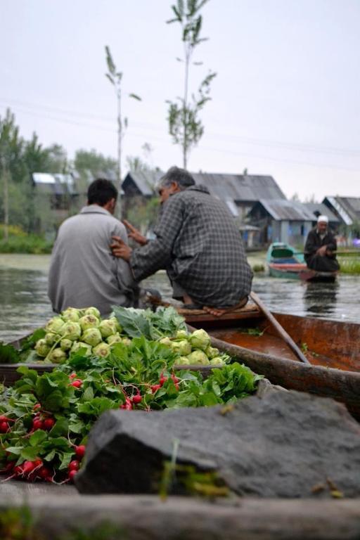 Houseboat Lily Of Nageen Srinagar  Luaran gambar