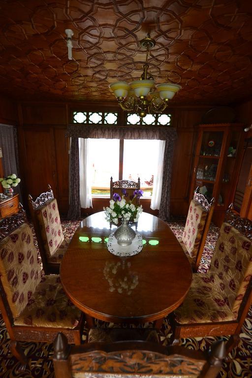 Houseboat Lily Of Nageen Srinagar  Luaran gambar