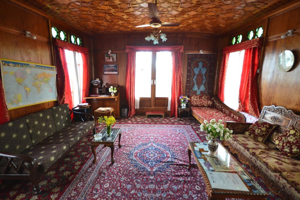 Houseboat Lily Of Nageen Srinagar  Luaran gambar